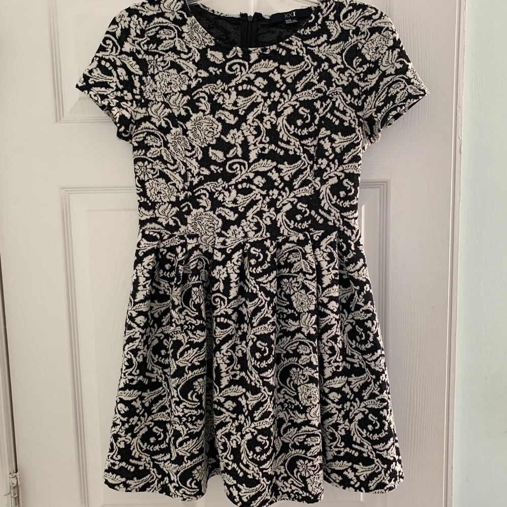 FOREVER 21 Black and white floral waisted dress